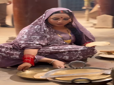 देसी लुक के साथ रानी चटर्जी ने सेट पर बनाई गोल-गोल रोटियां, दी नई फिल्म की जानकारी