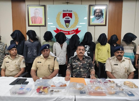 हजारीबाग में 80 लाख की डकैती का खुलासा, नौ अपराधी गिरफ्तार, जेवरात बरामद हजारीबाग में 80 लाख की डकैती का खुलासा, नौ अपराधी गिरफ्तार, जेवरात बरामद