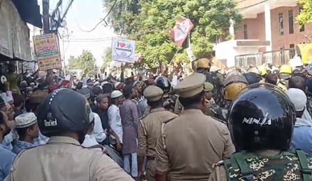 यूपी : बरेली में 'आई लव मोहम्मद' बैनर पर बवाल, प्रदर्शनकारियों पर पुलिस ने किया लाठीचार्ज