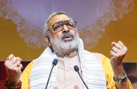 कांग्रेस और तेजस्वी यादव झूठ का सहारा ले रहे, एनडीए कर रही विकास : गिरिराज सिंह