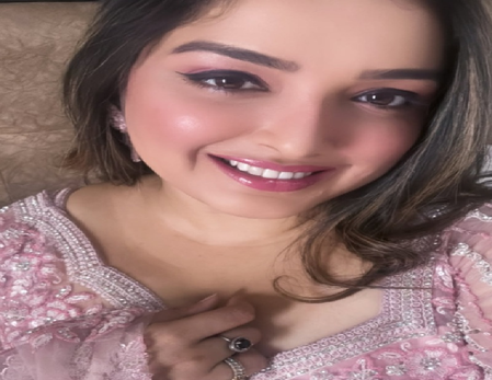 ‘जूम जूम’ गाने पर थिरकीं आम्रपाली दुबे, ट्रेडिशनल अवतार में लग रहीं बेमिसाल