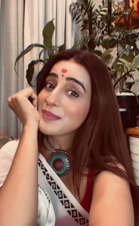अक्षरा सिंह ने साड़ी, बिंदी और मुस्कान से जीता दिल, 'भोली सी मईया' पर एक्सप्रेशन ने किया कमाल