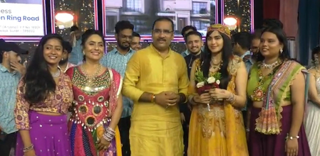 अदा शर्मा बनीं सूरत के एना गांव की खास मेहमान, नवरात्रि महोत्सव में दर्शकों से मिला भरपूर प्यार