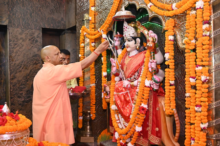 शारदीय नवरात्रि में सीएम योगी ने मां पाटेश्वरी के चरणों में लगाई हाजिरी, श्रद्धालुओं से भी की बात