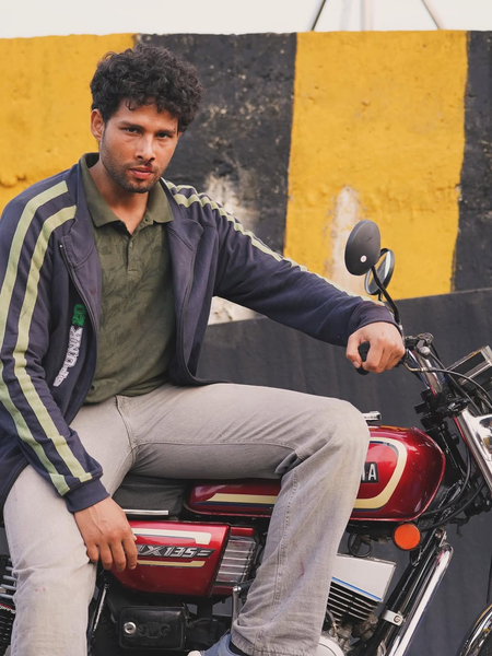Siddhant Chaturvedi channels his inner Michael Jackson in this BTS video from 'Dhadak 2'