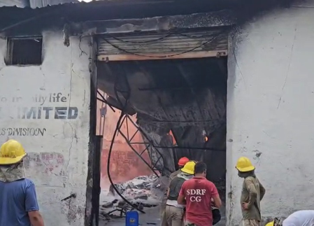 छत्तीसगढ़ : रायपुर की इंक फैक्ट्री में भीषण आग, काबू पाने में जुटी दमकल टीम