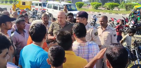 कैमूर: दो दिनों से लापता महिला का शव घर की छत पर मिला, सड़क पर शव रखकर प्रदर्शन
