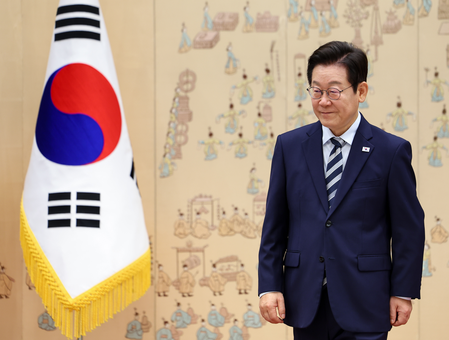 Lee receives credentials from 7 new ambassadors to South Korea
