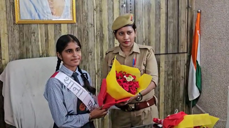 उत्तर प्रदेश: रायबरेली में 'मिशन शक्ति' के तहत छात्रा लक्ष्मी सिंह बनी एक दिन की थाना अध्यक्ष