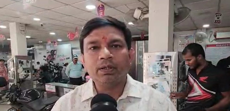 बिहार  भागलपुर में जीएसटी कटौती के बाद टू-व्हीलर शोरूम में उमड़ी ग्राहकों की भीड़