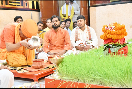 महानिशा पूजन कर सीएम योगी ने की लोकमंगल की प्रार्थना