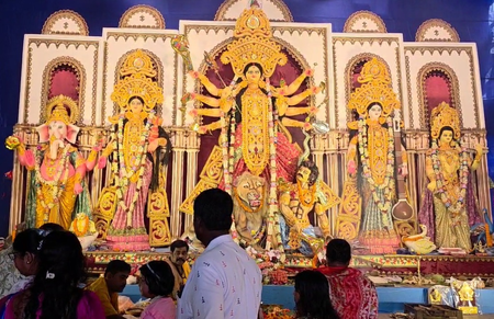 महाअष्टमी पर पश्चिम बंगाल में भारी उत्साह, पूजा पंडालों में उमड़ी भीड़ महाअष्टमी पर पश्चिम बंगाल में भारी उत्साह, पूजा पंडालों में उमड़ी भीड़