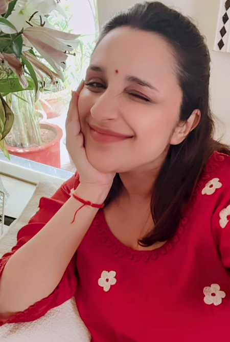 Mommy-to-be Parineeti Chopra radiates pregnancy glow in Navratri post