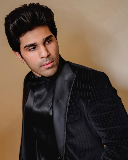 <div>Allu Sirish announces engagement to Nayanika on grandfather's birth anniversary: 'I feel blessed'</div>