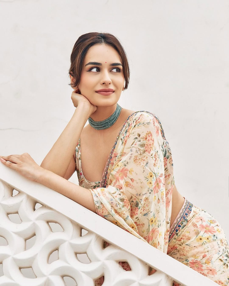 <div>Manushi Chhillar wishes Happy Birthday to her 'coolest dad & forever guide'</div>