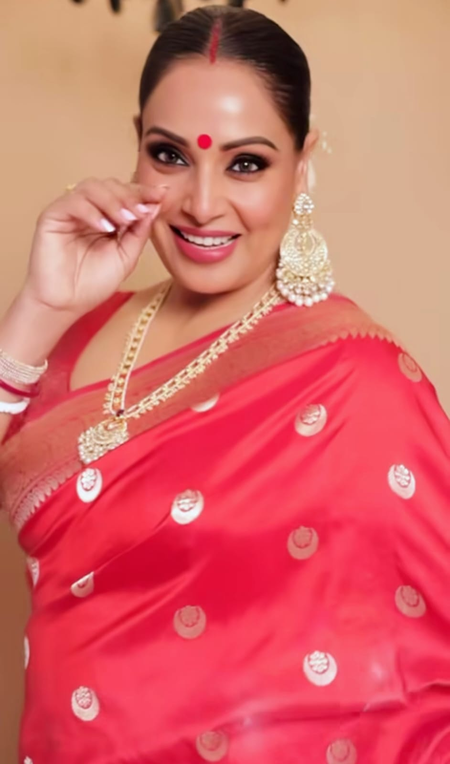 Bipasha Basu flaunts festive look with her viral song “Bipasha Bipasha”