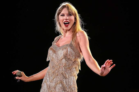 Taylor Swift shows off her vintage-style engagement ring