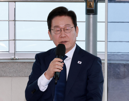 South Korean President Lee extends condolences over death of official handling govt service outage