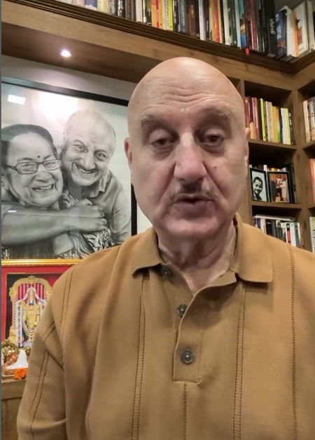 Anupam Kher meets ‘dearest friend’ Shankar Mahadevan in flight: Love his positive energy