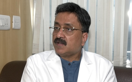 खांसी से राहत देने वाला कफ सिरप क्यों ले रहा बच्चों की जान? जानिए क्या कहते हैं डॉ. धीरेन गुप्ता खांसी से राहत देने वाला कफ सिरप क्यों ले रहा बच्चों की जान? जानिए क्या कहते हैं डॉ. धीरेन गुप्ता