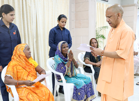 हर चेहरे पर खुशी और संतुष्टि ही सरकार की प्राथमिकता सीएम योगी हर चेहरे पर खुशी और संतुष्टि ही सरकार की प्राथमिकता सीएम योगी