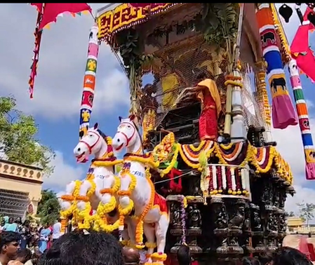 मैसूर में चामुंडेश्वरी देवी का भव्य रथ उत्सव धूमधाम से संपन्न मैसूर में चामुंडेश्वरी देवी का भव्य रथ उत्सव धूमधाम से संपन्न