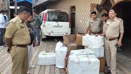 गाजियाबाद टीलामोड़ में पुलिस का बड़ा एक्शन, लाखों के पटाखे जब्त गाजियाबाद टीलामोड़ में पुलिस का बड़ा एक्शन, लाखों के पटाखे जब्त