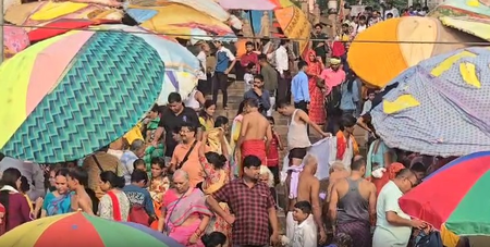 काशी में उमड़ी आस्था की भीड़, गंगा स्नान और बाबा विश्वनाथ के दर्शन के लिए पहुंचे श्रद्धालु काशी में उमड़ी आस्था की भीड़, गंगा स्नान और बाबा विश्वनाथ के दर्शन के लिए पहुंचे श्रद्धालु