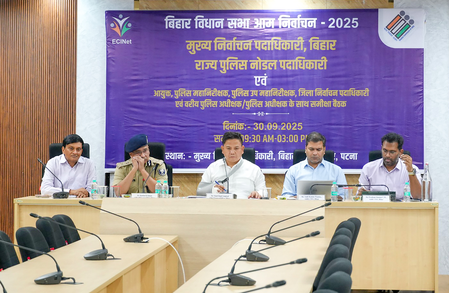 बिहार में आचार संहिता लागू होते ही एक्शन में प्रशासन, 2 करोड़ से अधिक की नकदी-शराब जब्त बिहार में आचार संहिता लागू होते ही एक्शन में प्रशासन, 2 करोड़ से अधिक की नकदी-शराब जब्त
