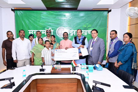 CM Hemant Soren hands over Rs 1.10 crore aid to families of martyrs of Maoist attack