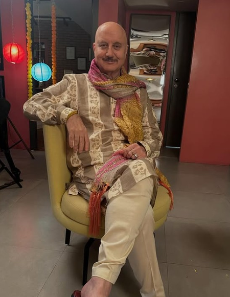 अनुपम खेर ने तीन किरदारों का लुक किया शेयर, 'अपनी काबिलियत का एहसास कराते रहना चाहिए'