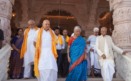 अयोध्या में वित्त मंत्री निर्मला सीतारमण ने परिवार संग उतारी प्रभु श्रीरामलला की आरती