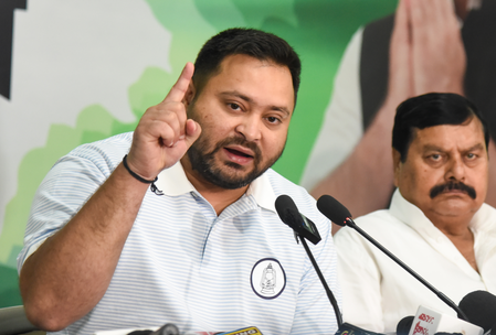 बिहार चुनाव से पहले तेजस्वी यादव का दांव, हर घर में एक सरकारी नौकरी की घोषणा बिहार चुनाव से पहले तेजस्वी यादव का दांव, हर घर में एक सरकारी नौकरी की घोषणा