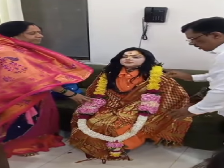 1008 महामंडलेश्वर यामायी ममता नंद गिरी बनी ममता कुलकुर्णी ने कराया अपने अनुयायियों से श्रृंगार 1008 महामंडलेश्वर यामायी ममता नंद गिरी बनी ममता कुलकुर्णी ने कराया अपने अनुयायियों से श्रृंगार