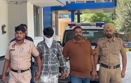 पंजाब की मोगा पुलिस ने हथियारों के साथ एक अपराधी को किया गिरफ्तार पंजाब की मोगा पुलिस ने हथियारों के साथ एक अपराधी को किया गिरफ्तार