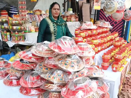 करवा चौथ पर बाजारों की खास रौनक, डिजाइनर करवे बने महिलाओं की पहली पसंद करवा चौथ पर बाजारों की खास रौनक, डिजाइनर करवे बने महिलाओं की पहली पसंद