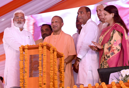 सपा प्रमुख को संत परंपरा में सांप्रदायिकता दिखती है, दंगाइयों में शांति दूत नजर आते हैं : सीएम योगी