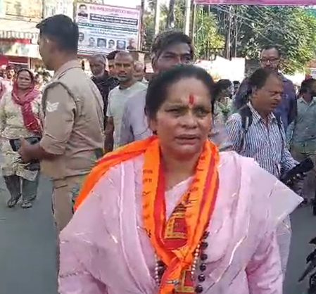 करवा चौथ पर साध्वी प्राची का बड़ा बयान, ‘हिंदू बहनों से ही मेहंदी लगवाएं’ करवा चौथ पर साध्वी प्राची का बड़ा बयान, ‘हिंदू बहनों से ही मेहंदी लगवाएं’