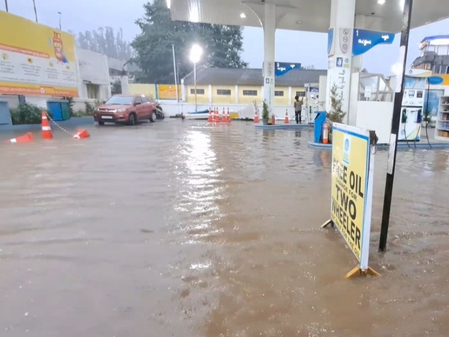ऊटी में 30 मिनट की तेज बारिश से जलमग्न हुई सड़कें, जाम में फंसे रहे लोग ऊटी में 30 मिनट की तेज बारिश से जलमग्न हुई सड़कें, जाम में फंसे रहे लोग