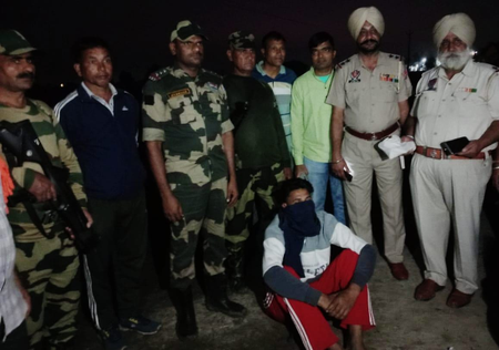 तरनतारन में बीएसएफ की बड़ी कामयाबी, ड्रोन से गिराए गए पिस्तौल बरामद, एक तस्कर गिरफ्तार तरनतारन में बीएसएफ की बड़ी कामयाबी, ड्रोन से गिराए गए पिस्तौल बरामद, एक तस्कर गिरफ्तार