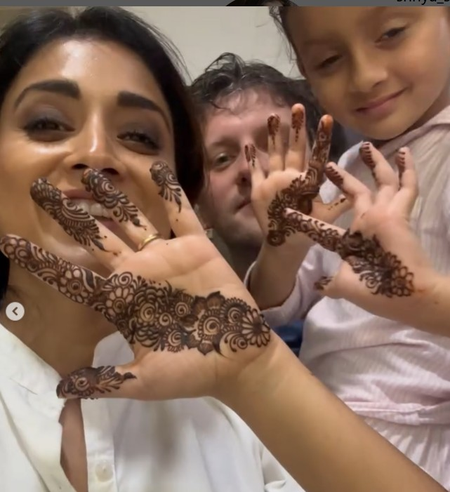 Shriya Saran's little one 'Radha' flaunts her beautiful mehendi along with mommy dear Shriya Saran's little one 'Radha' flaunts her beautiful mehendi along with mommy dear