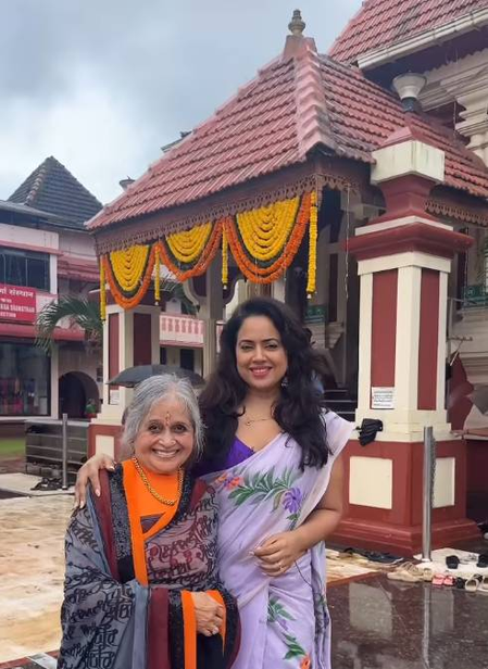 सास के साथ कुलदेवी के मंदिर पहुंचीं समीरा रेड्डी, बच्चों को सिखाना चाहती हैं खास संस्कार सास के साथ कुलदेवी के मंदिर पहुंचीं समीरा रेड्डी, बच्चों को सिखाना चाहती हैं खास संस्कार