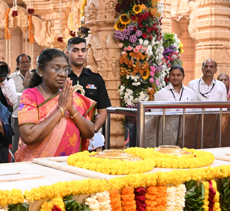 राष्ट्रपति द्रौपदी मुर्मू ने सोमनाथ महादेव के किए दर्शन, देश की खुशहाली की प्रार्थना राष्ट्रपति द्रौपदी मुर्मू ने सोमनाथ महादेव के किए दर्शन, देश की खुशहाली की प्रार्थना