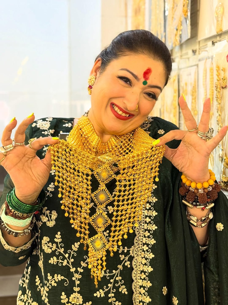 करवा चौथ पर सुनीता अहूजा ने दिखाया गोविंदा का प्यार भरा तोहफा