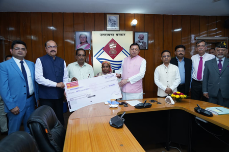 दुर्घटना में जान गंवाने वाले उपनल कर्मचारियों के परिजनों को मिला 50-50 लाख का मुआवजा, सीएम धामी ने सौंपे चेक