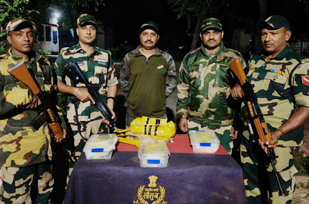 बीएसएफ ने 24 घंटे में दो बड़ी घुसपैठ की कोशिशें नाकाम की, ड्रग्स और हथियार जब्त बीएसएफ ने 24 घंटे में दो बड़ी घुसपैठ की कोशिशें नाकाम की, ड्रग्स और हथियार जब्त