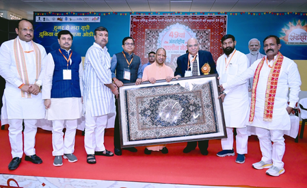 भदोही: अंतरराष्ट्रीय कालीन मेला शुरू, सीएम बोले-एक देश लगाएगा टैरिफ तो हम 10 रास्ते खोलेंगे
