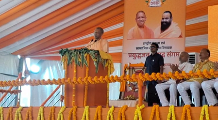 सीएम योगी पहुंचे गाजीपुर, सिद्धपीठ हथियाराम मठ में प्रबुद्ध जनों से किया संवाद