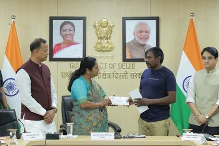 दिल्ली: सीएम ने कोविड वॉरियर्स के परिवार वालों को सौंपे एक-एक करोड़ रुपए के चेक