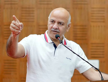 मनीष सिसोदिया ने आईपीएस वाई पूरन कुमार को दी श्रद्धांजलि, परिजनों से की मुलाकात